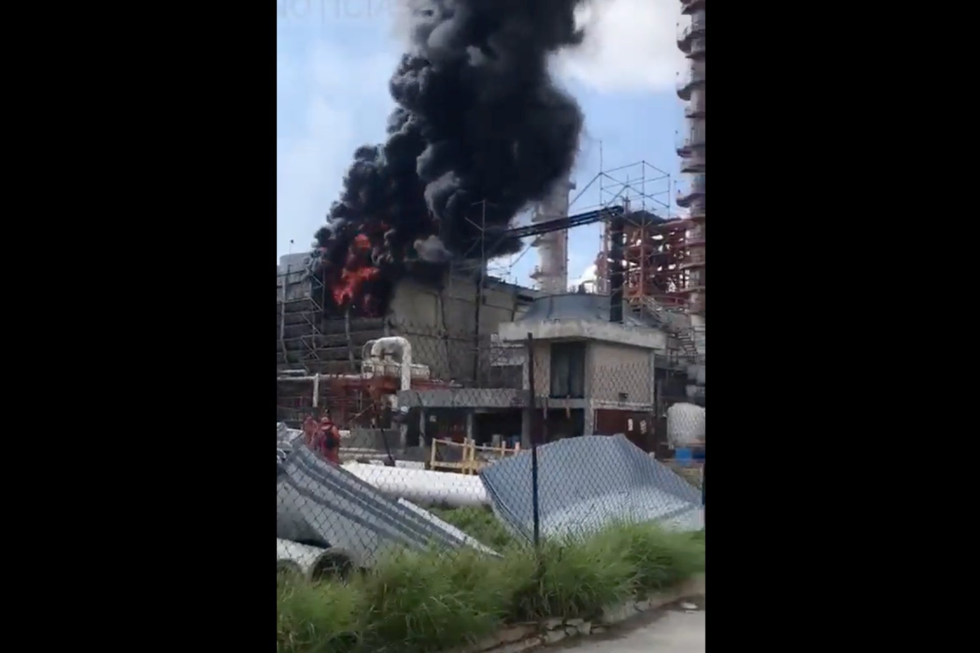 Se registra incendio en la refinería de Cadereyta, Nuevo León