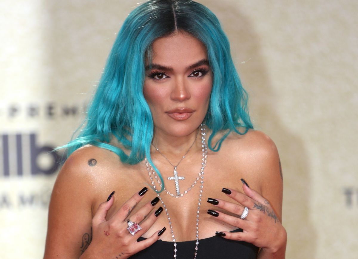 Karol G sufre aparatosa caída durante presentación #VIDEO