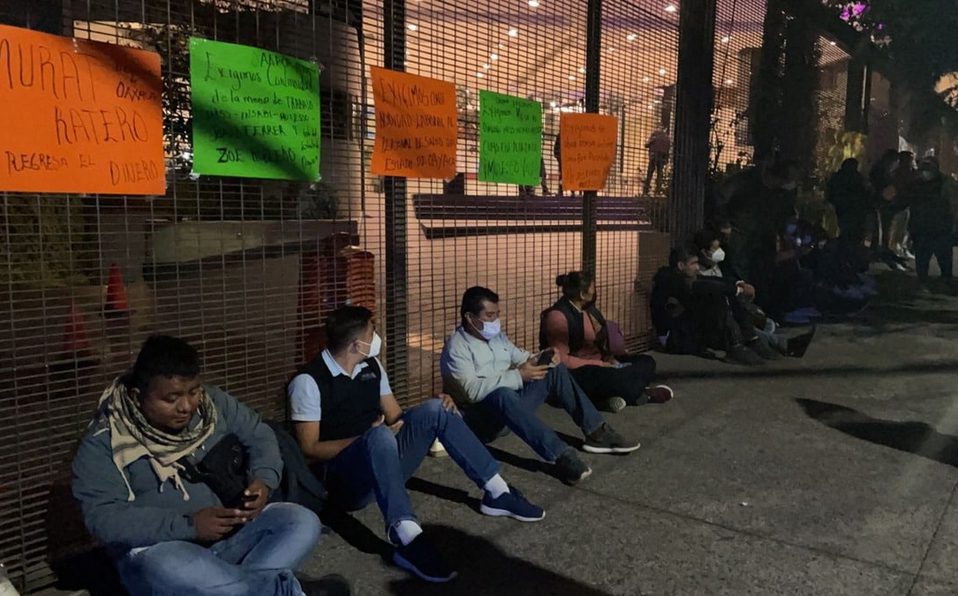 Médicos mantienen como rehenes a Juan Ferrer y a 350 trabajadores de Insabi