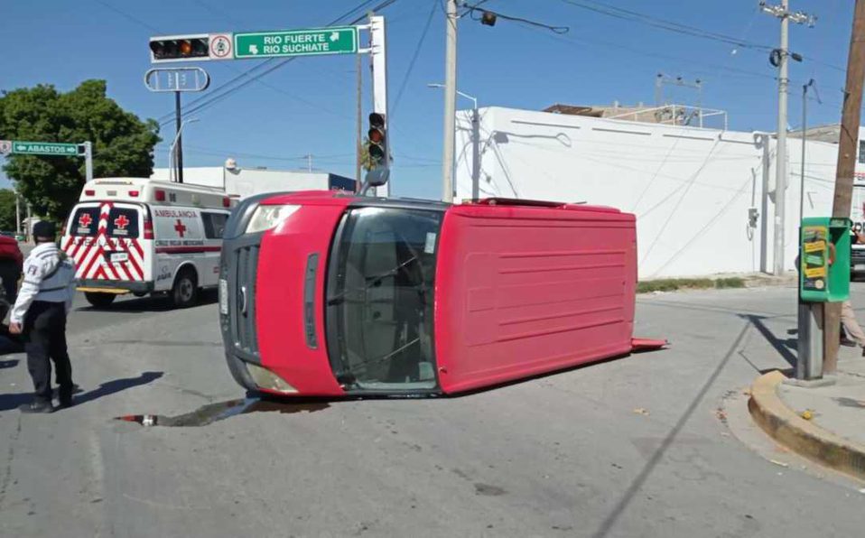 Choque provoca volcadura sobre calzada abastos en Torreón