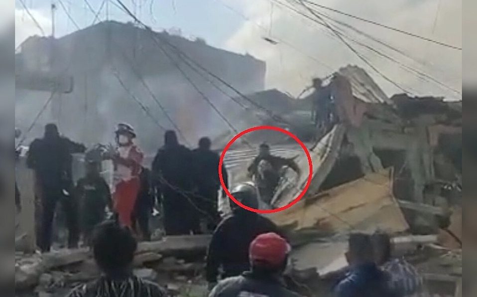 Captan #VIDEO de rescate de perrito tras explosión en la Miguel Hidalgo
