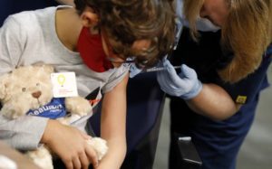 Menores enferman tras recibir dosis equivocadas de vacuna COVID
