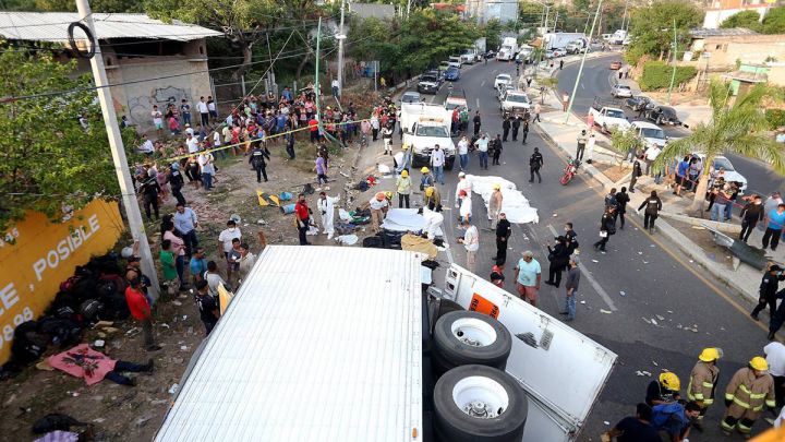 Aumentan a 53 los muertos por volcadura de tráiler con migrantes