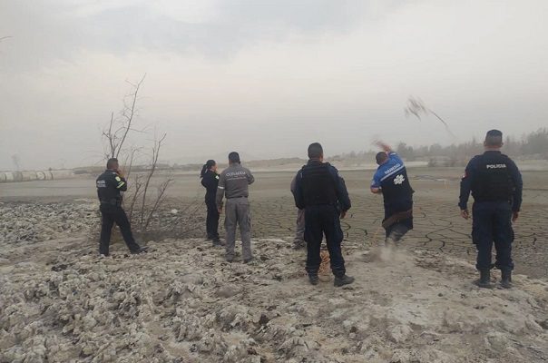 Rescatan a hombre que llevaba tres días atrapado en un pantano de Neza