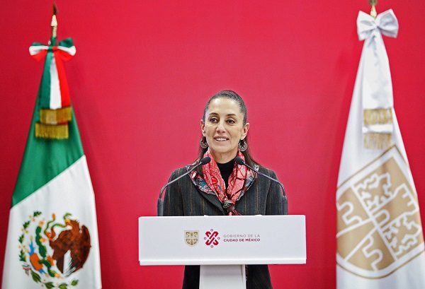 Sheinbaum recomienda usar cubrebocas en informe de AMLO en el Zócalo