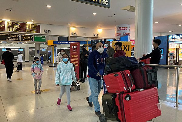 Por Ómicron, EU exigirá a viajeros test de COVID-19 24 horas antes de vuelo