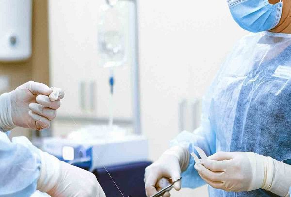 Encierran a cirujana por amputar pierna equivocada a paciente, en Austria