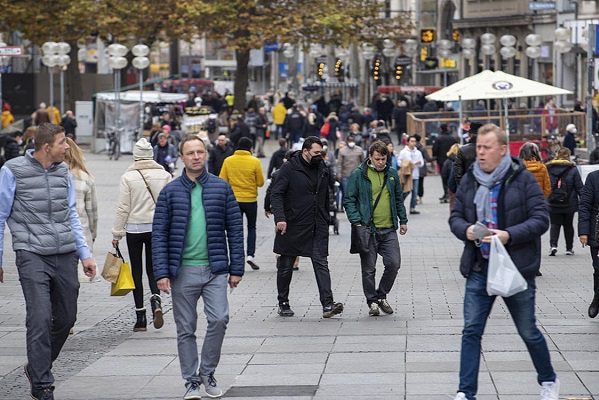 Alemania endurece restricciones a los no vacunados y propone dosis obligatorias