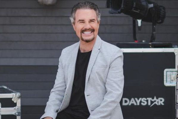 Famoso locutor antivacunas muere contagiado de Covid-19