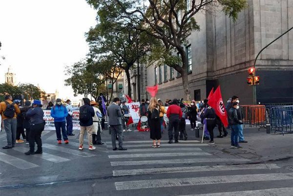 Maestros de la UNAM protestan en Centro Histórico por pagos incompletos