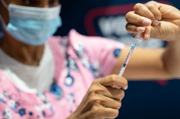 Dos dosis de Sinovac más una de Pfizer muestra "salvaje" inmunidad contra Covid-19