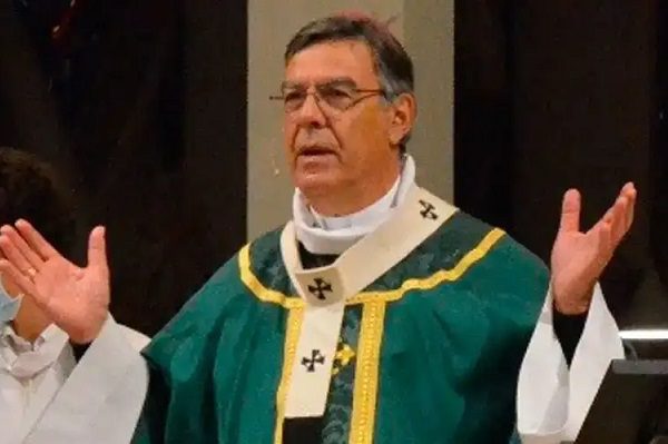 Arzobispo de París renuncia tras revelarse que mantuvo relación con una mujer