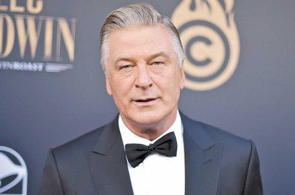 Alec Baldwin asegura que no jaló el gatillo del arma de Rust; asistente lo confirma