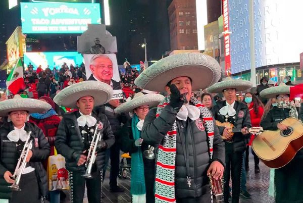 Mexicanos armaron su propio AMLOFest en el Times Square #VIDEOS