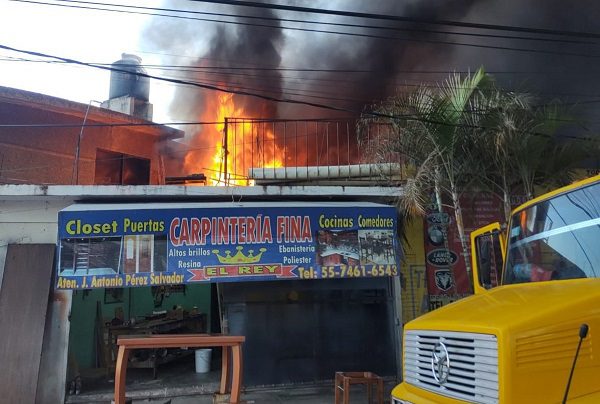 Evacúan a 70 personas por fuerte incendio en Iztapalapa #VIDEOS