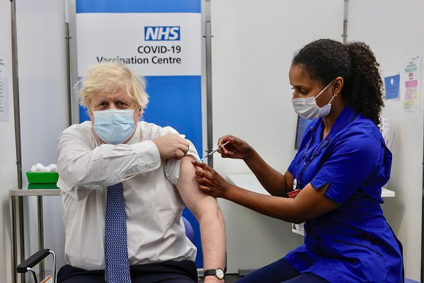 Boris Johnson recibe dosis de refuerzo y anuncia posible tercera dosis para enero