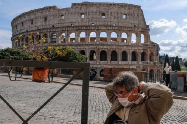 Ante aumento de muertes, Roma regresa al cubrebocas obligatorio al aire libre