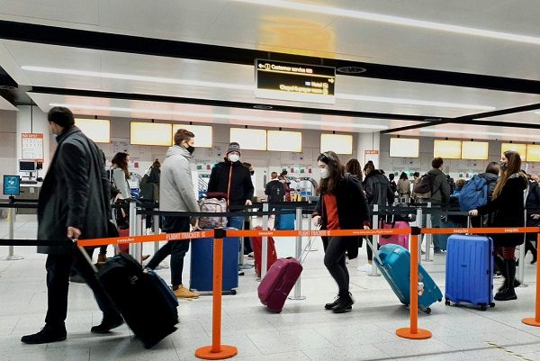 Ante Ómicron, EE.UU. exigirá prueba Covid-19 negativa a todos los viajeros