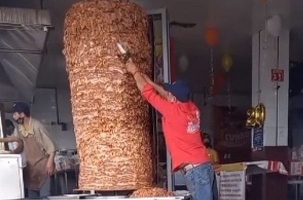 Taquería de Aguascalientes sorprende con un trompo de al pastor #VIDEOS