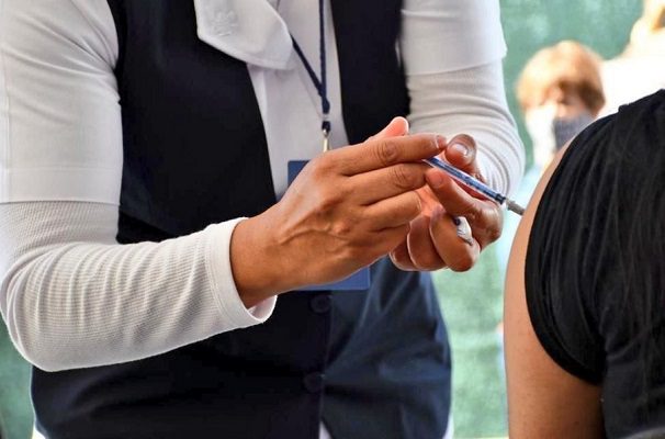 Italiano intenta vacunarse con un falso brazo de silicona