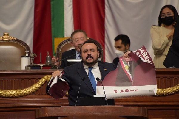 Diputado cartel de AMLO en tribuna y desata discusión en el Congreso CDMX