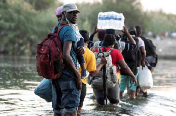 Desaparecen dos migrantes que viajaban en caravana, en Veracruz