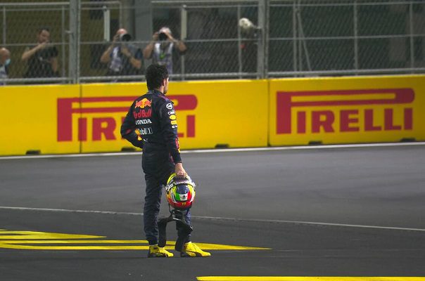 Checo Pérez abandona el GP de Arabia Saudita tras sufrir golpe de Leclerc