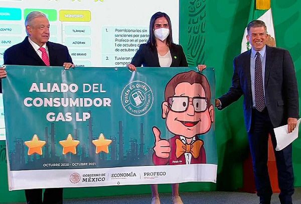 AMLO reconoce a gasolineros y gaseros por ser "aliados del consumidor"