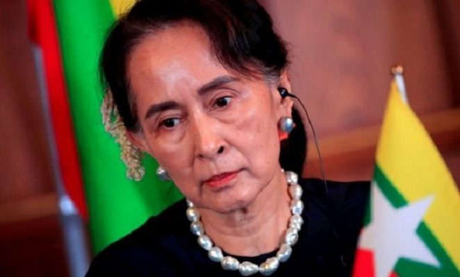 Condenan a cuatro años de cárcel a la líder depuesta de Birmania