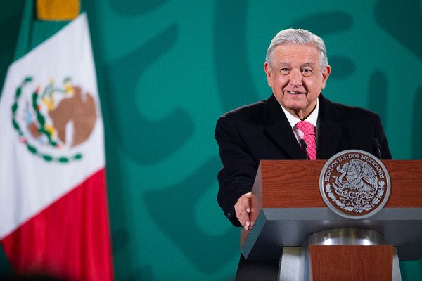 AMLO justifica popularidad en combate a la corrupción y ayuda a los necesitados