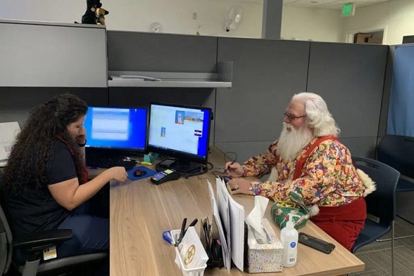 Incluso Santa Claus solicita permiso para armas, presume El Paso, Texas