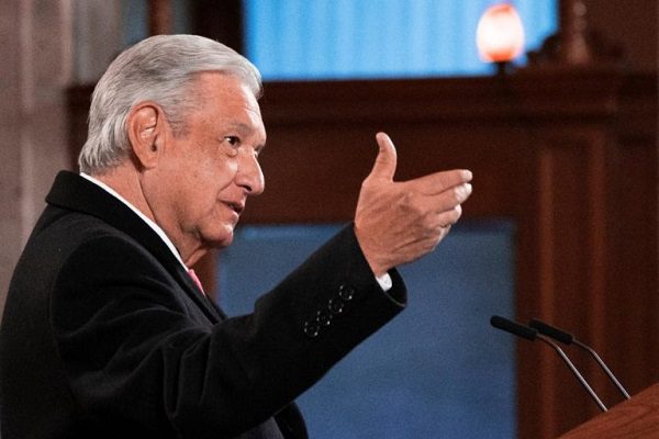 AMLO desmiente 'depósitos hormiga’ de su secretario particular a Morena
