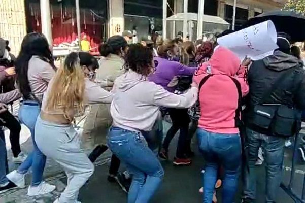 Sexoservidoras se manifiestan en el Zócalo de CDMX; piden reabrir moteles