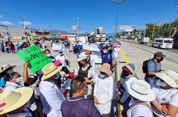 Trabajadores de Salud bloquean la Autopista del Sol