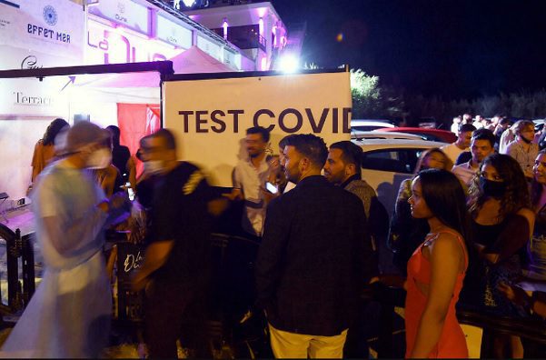 Francia cerrará bares y limitará festejos, ante avance de contagios