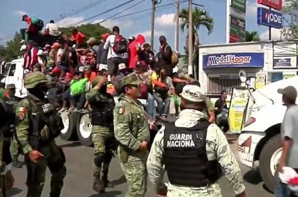 Caravana migrante y Guardia Nacional chocan en Veracruz