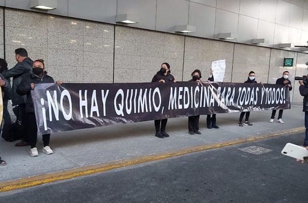 Padre de niños con cáncer se manifiestan en la Terminal 1 del AICM