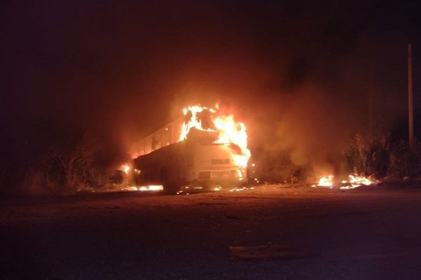 Roban autobús, bajan a pasajeros y a conductor y le prende fuego, en Veracruz