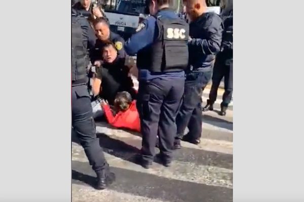 Denuncian sometimiento con violencia de policías de CDMX a pareja en Iztacalco #VIDEO