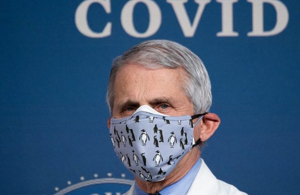 Variante Ómicron podría ser menos peligrosa que Delta, prevé Fauci