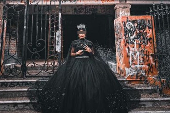 Quinceañera se vuelve viral por tomar sesión de fotos en la “Casa Narcosatánica”