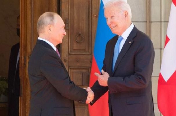 Biden advierte a Putin “fuertes sanciones” en caso de atacar a Ucrania