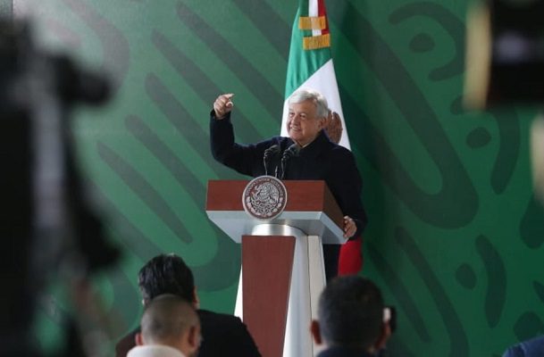 AMLO se compromete a regularizar 'autos chocolate’ en Michoacán y Nayarit