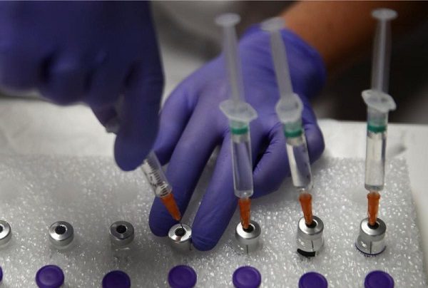 Vacuna de Pfizer es eficaz ante variante Ómicron tras tres dosis: BioNTech