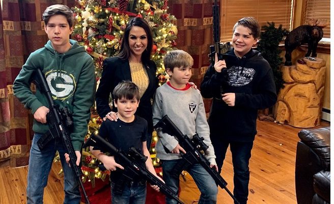 Otra congresista de EE.UU. publica postal navideña con sus hijos armados