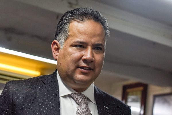 AMLO asegura que "le cree" a Santiago Nieto sobre patrimonio por créditos