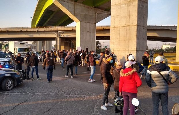 Grupos de choque cierran paso vial por toma de protesta de alcalde de Ecatepec