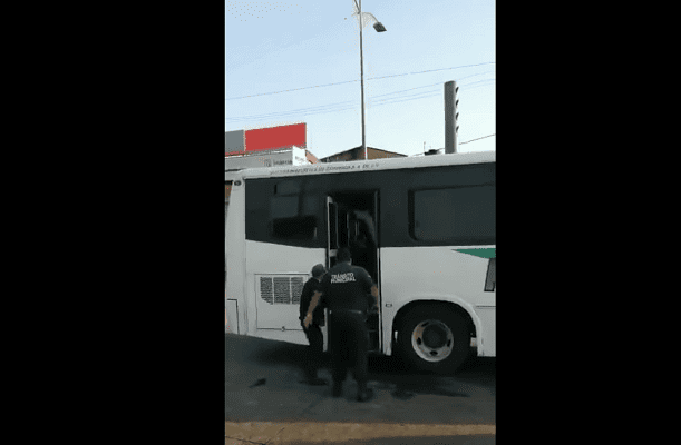 A patadas, conductor recibe a policías que intentan detenerlo, en Veracruz #VIDEO
