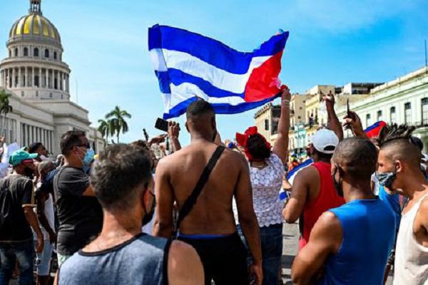 300 personalidades exigen cese abusos contra artistas en Cuba