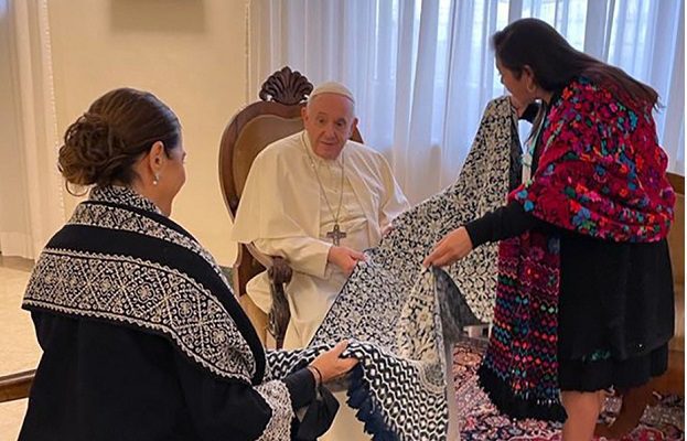 Artesanas de Puebla regalan bordados y una virgen al Papa Francisco